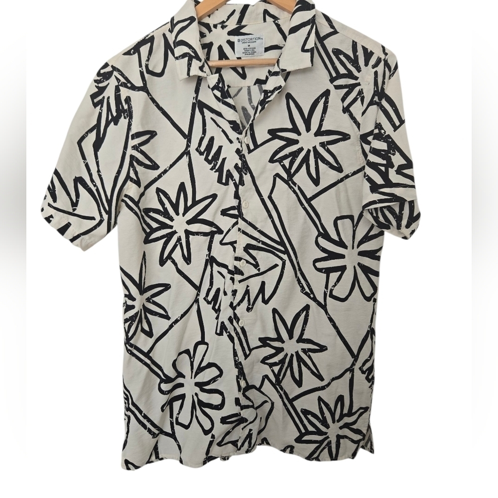 Distortion Men's Black and White Patterned Shirt Size Medium
